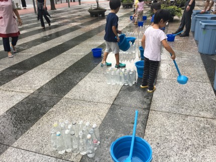打ち水をする保育園児